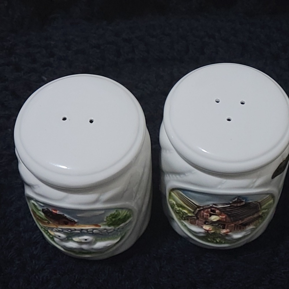Vtg Gibon Salt Pepper Shakers 3.25" White Farm Barn Ducks Chickens Handpainted - Picture 5 of 9